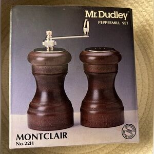 (2 sets)Vintage Mr. Dudley Montclair No.
22H peppermill and salt shaker set. NWT